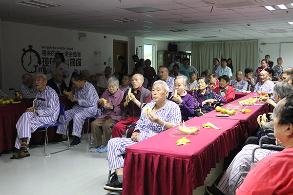 嘉人为住院部的老人们组织重阳节尊老敬老主题茶话会